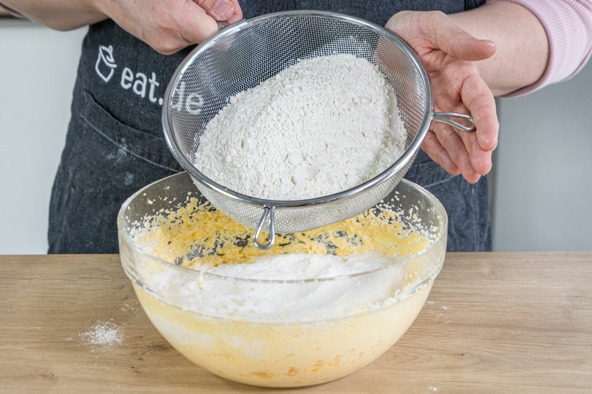 Spiegeleikuchen nach Uromas Rezept vom Blech - eat.de