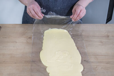 Pudding in Frischhaltefolie wickeln