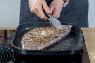 Straußenfleisch in der Pfanne braten