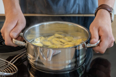 Tortellini in Salzwasser kochen