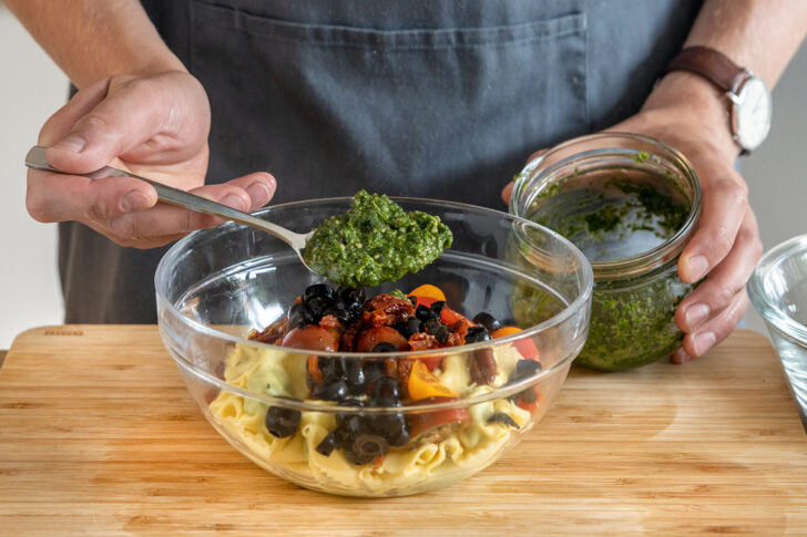 Pesto mit in Schüssel geben