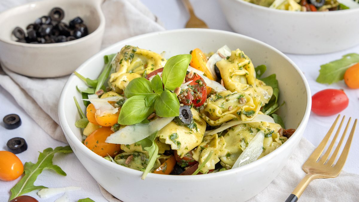 Mediterraner Tortellinisalat mit Pesto | Rezept