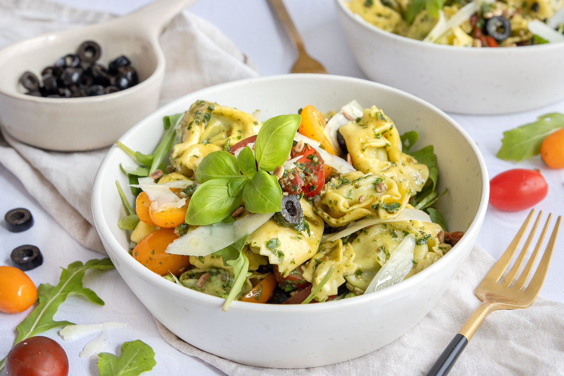 Mediterraner Tortellinisalat mit Pesto | Rezept