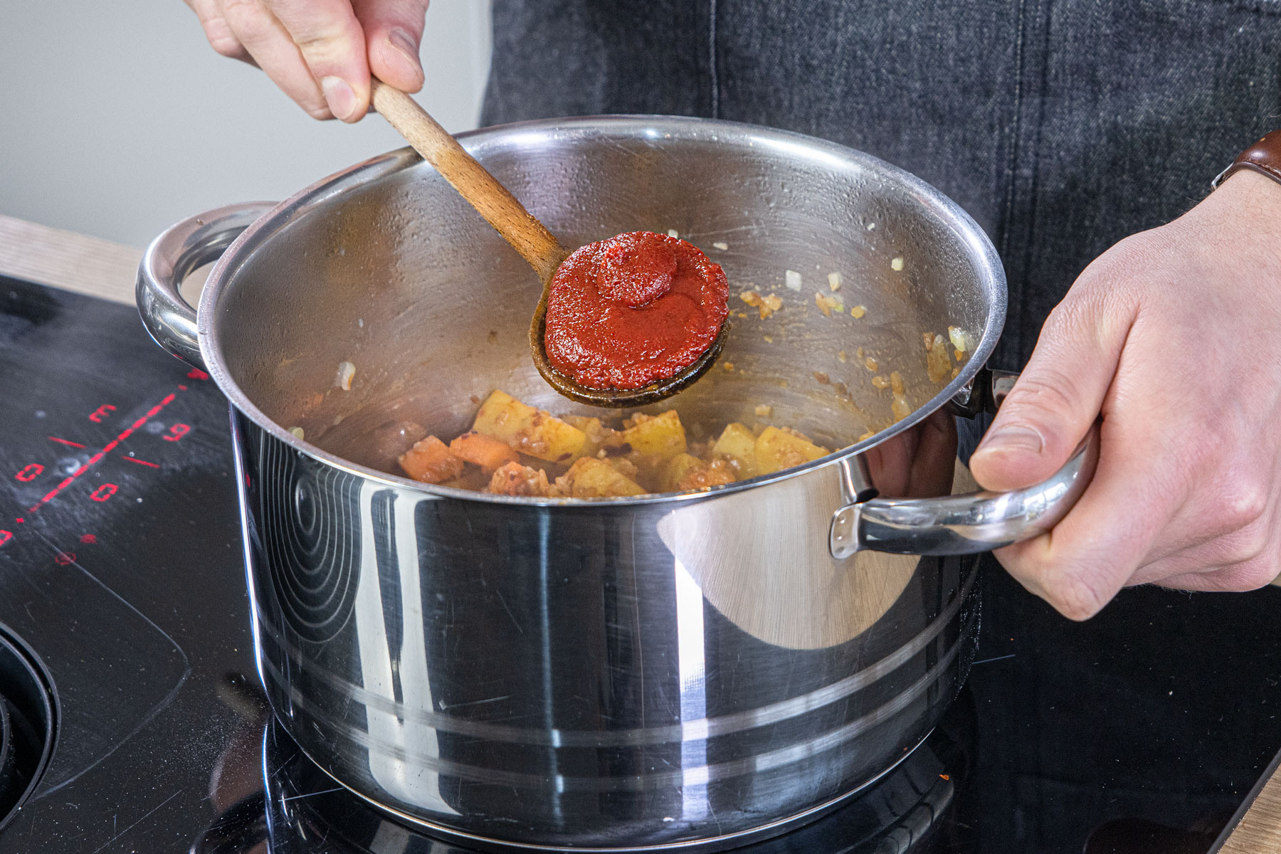 Tomatenmark dazugeben