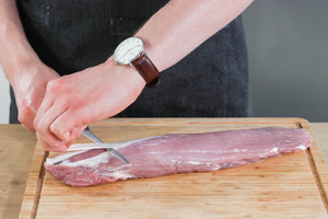 Schweinefleisch von Sehnen befreien