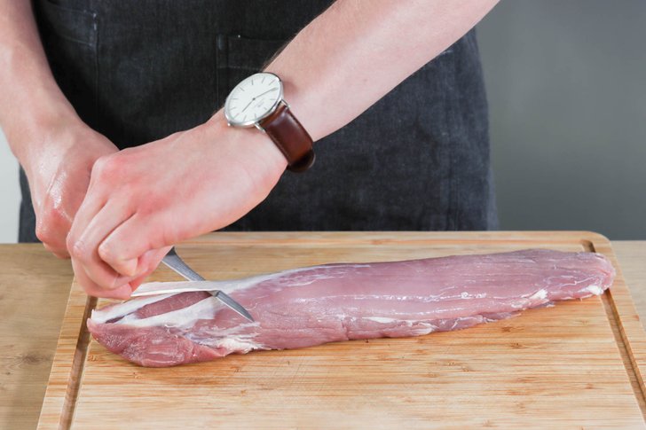 Schweinefleisch von Sehnen befreien