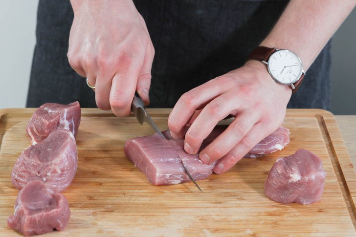 Schweinefilet in 8 gleich große Stücke schneiden