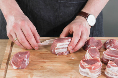 Schweinemedaillons mit Bacon umwickeln