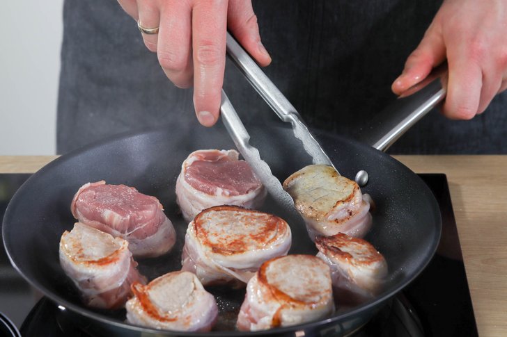 Schweinemedaillons von beiden Seiten anbraten
