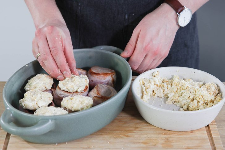 Feta Creme auf den Schweinemedaillons verteilen