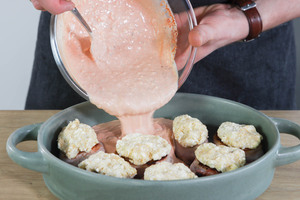 Soße in die Auflaufform geben und die Schweinemedaillons überbacken