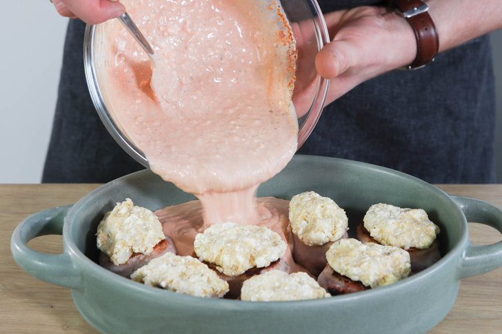 Soße in die Auflaufform geben und die Schweinemedaillons überbacken