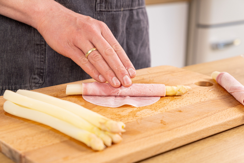 Spargel in Schinken einrollen