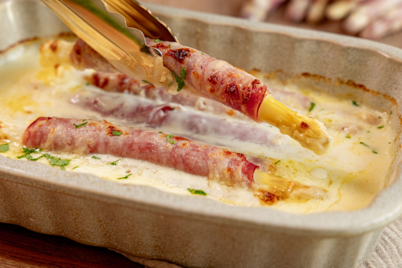 Überbackene Schinken-Spargel-Röllchen herausheben