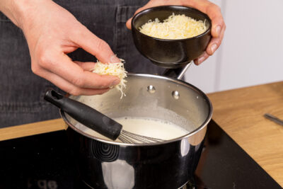 Käse in die Sauce rühren