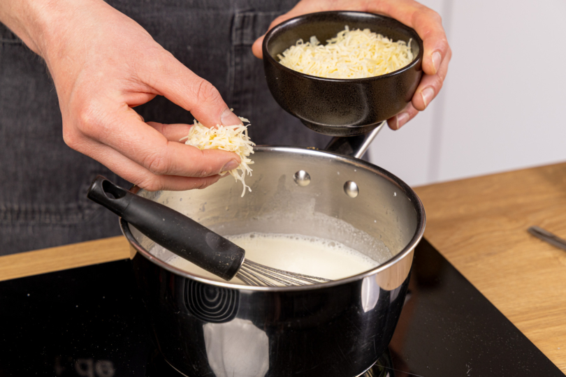 Käse in die Sauce rühren