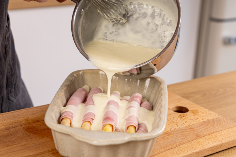 Schinken-Spargel-Röllchen mit der Sauce übergießen
