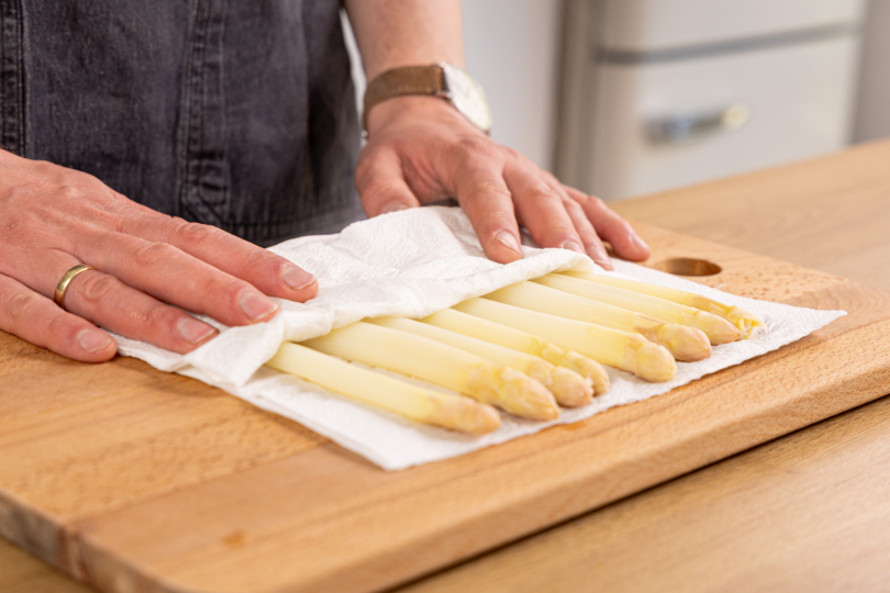 Spargel trocken tupfen