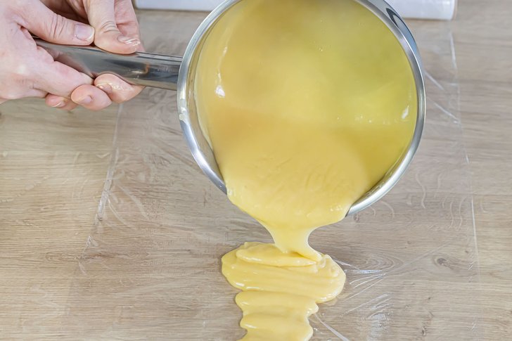 Pudding auf Frischhaltefolie gießen