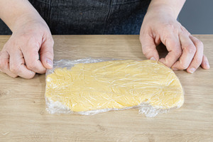 Pudding einwickeln und abkühlen lassen