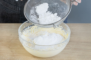 Puderzucker in die vegane Buttercreme streuen