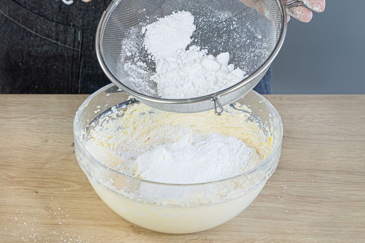 Puderzucker in die vegane Buttercreme streuen
