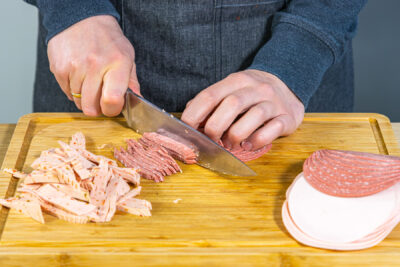 Vegane Wurst in Streifen schneiden