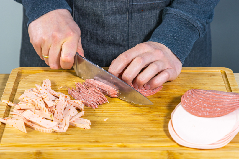 Vegane Wurst in Streifen schneiden