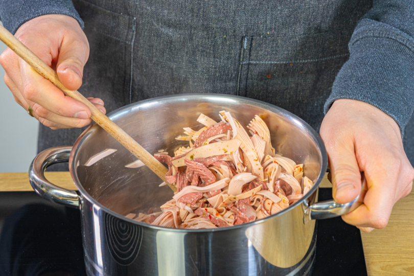Wurst in Topf anbraten
