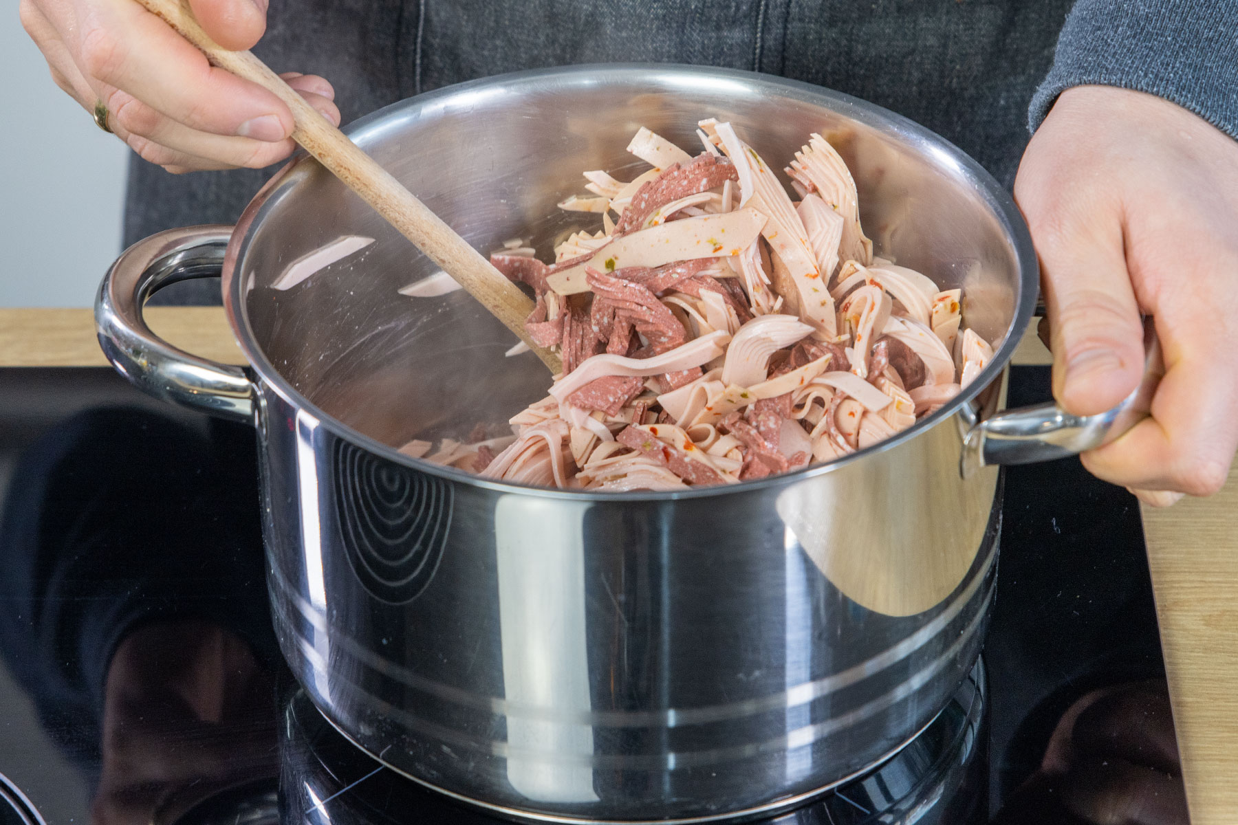 Wurst in Topf anbraten
