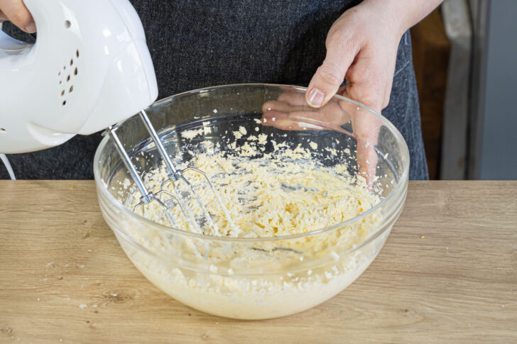 Margarine mit Zucker cremig schlagen