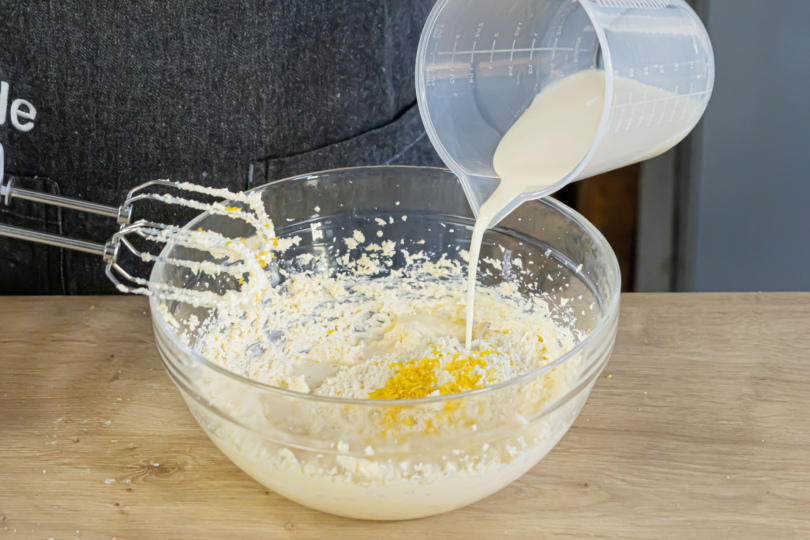 Sojadrink zur Margarine gießen