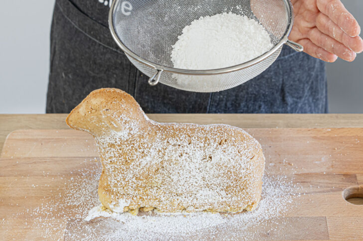 saftiges veganes Osterlamm mit Puderzucker bestäuben