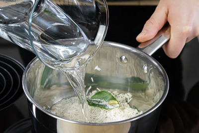 Reis mit Gewürzen und Wasser aufkochen