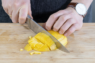 Mango in Würfel schneiden