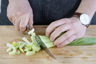 Pak Choi in Stücke schneiden