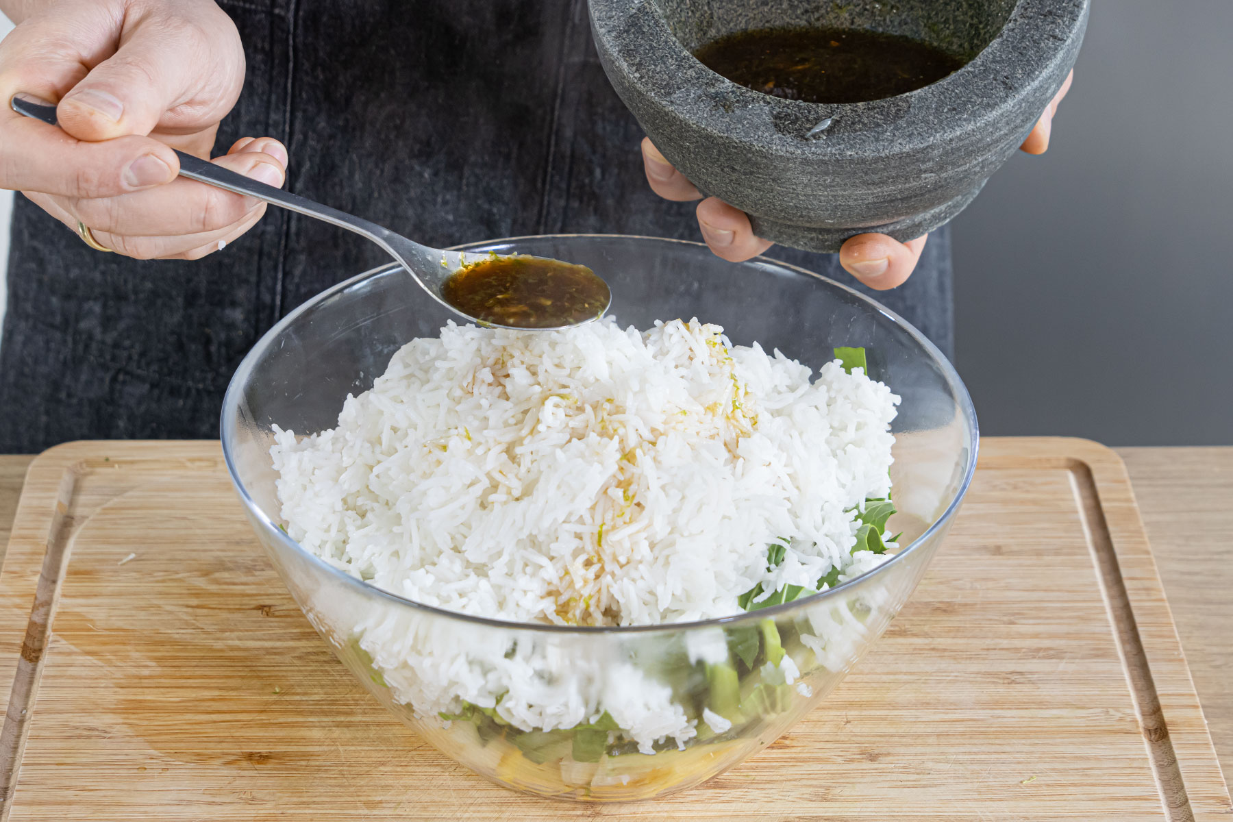 Dressing über den vegetarischen asiatischen Reissalat geben
