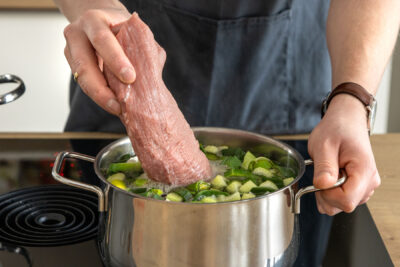 Kalbsfleisch in den Topf geben