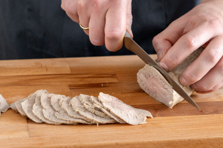 Kalbsfleisch in Scheiben schneiden