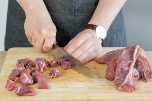 Fleisch in Stücke schneiden