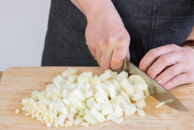 Zwiebeln grob würfeln