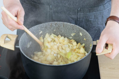 Zwiebeln anbraten