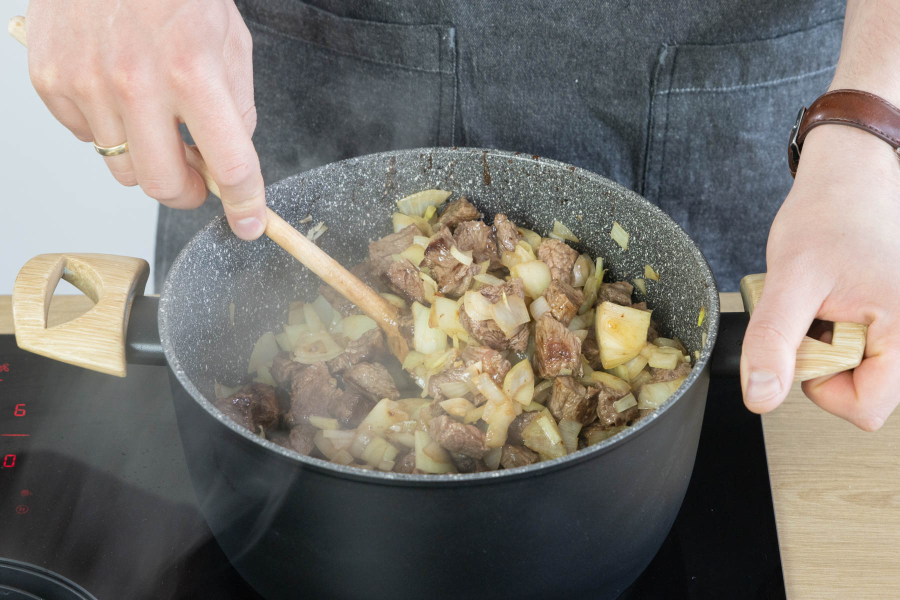 Rindfleisch in den Bräter geben