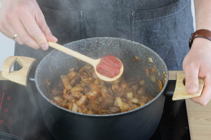 Tomatenmark dazugeben