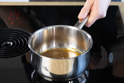 Zucker karamellisieren lassen