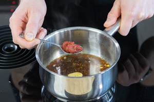 Tomatenmark dazugeben