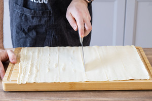 Blätterteig in Stücke schneiden