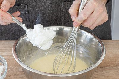 Eiweiß unter die Zitronencreme nach DDR Rezept heben