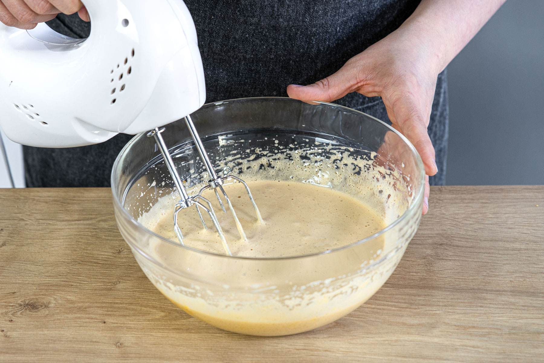 Eier und Zucker aufschlagen