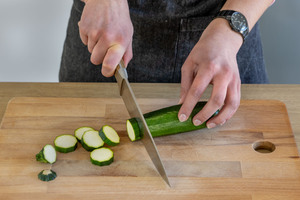 Zucchini in grobe Scheiben oder Stücke schneiden.